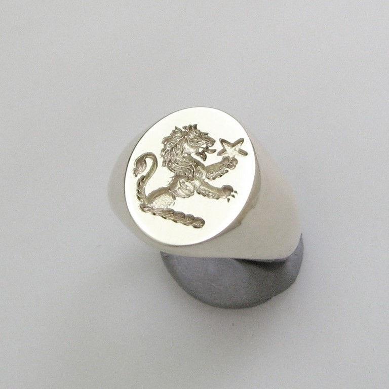 Demi lion with star crest engraved signet ring