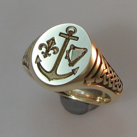 celtic engraved shoulders signet ring