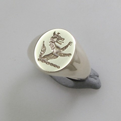 Wolf crest engraved signet ring